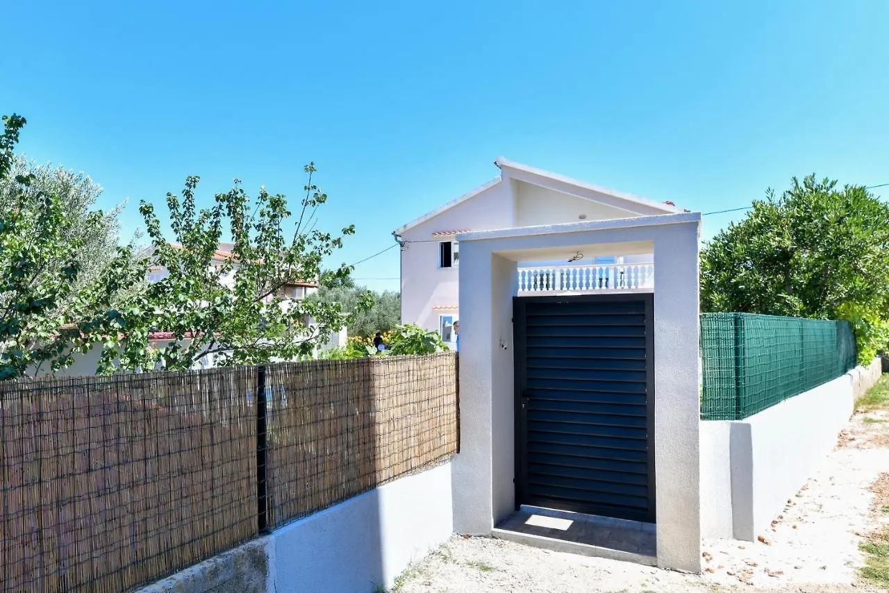 Pool house LUKA Appartement Zadar Kroatië