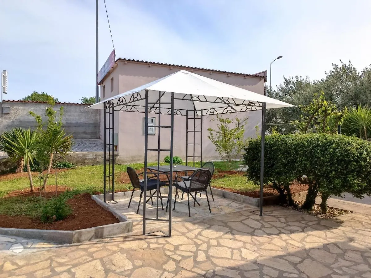 Pool house LUKA Appartement Zadar